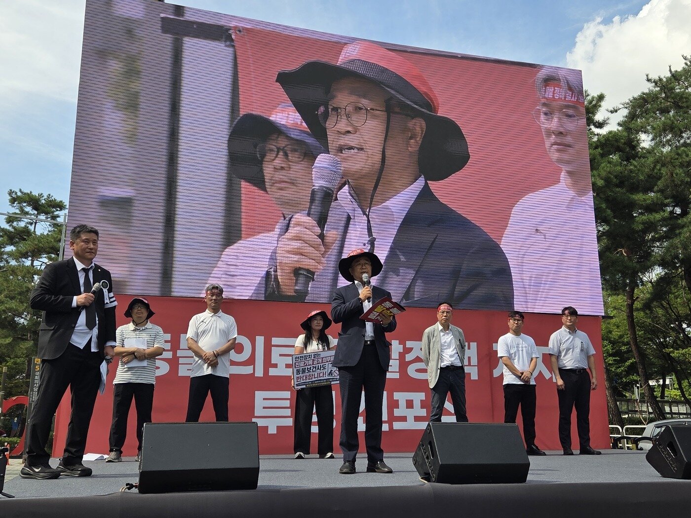 본문 이미지 - 조제열 서울대 수의과대 학장이 '동물의료 말살 정책 저지 투쟁 선포식'에 참가해 개별 동물병원 진료비 공개 및 진료기록부 공개 법안에 대해 우려 입장을 표했다. ⓒ 뉴스1 한송아 기자