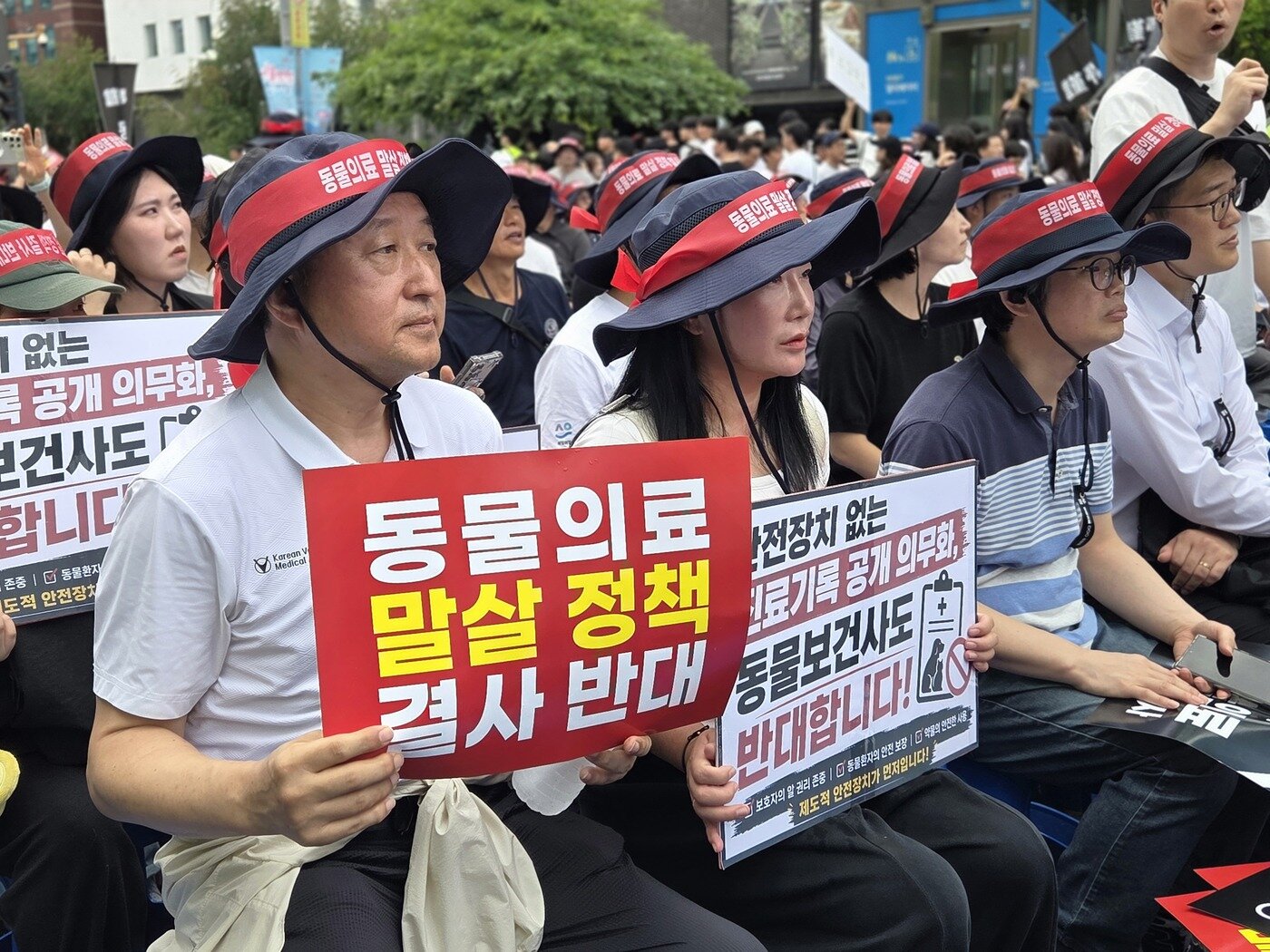 본문 이미지 - 2일 국회 앞 집회에 참가해 피켓 시위를 하고 있는 참석자들 ⓒ 뉴스1 한송아 기자