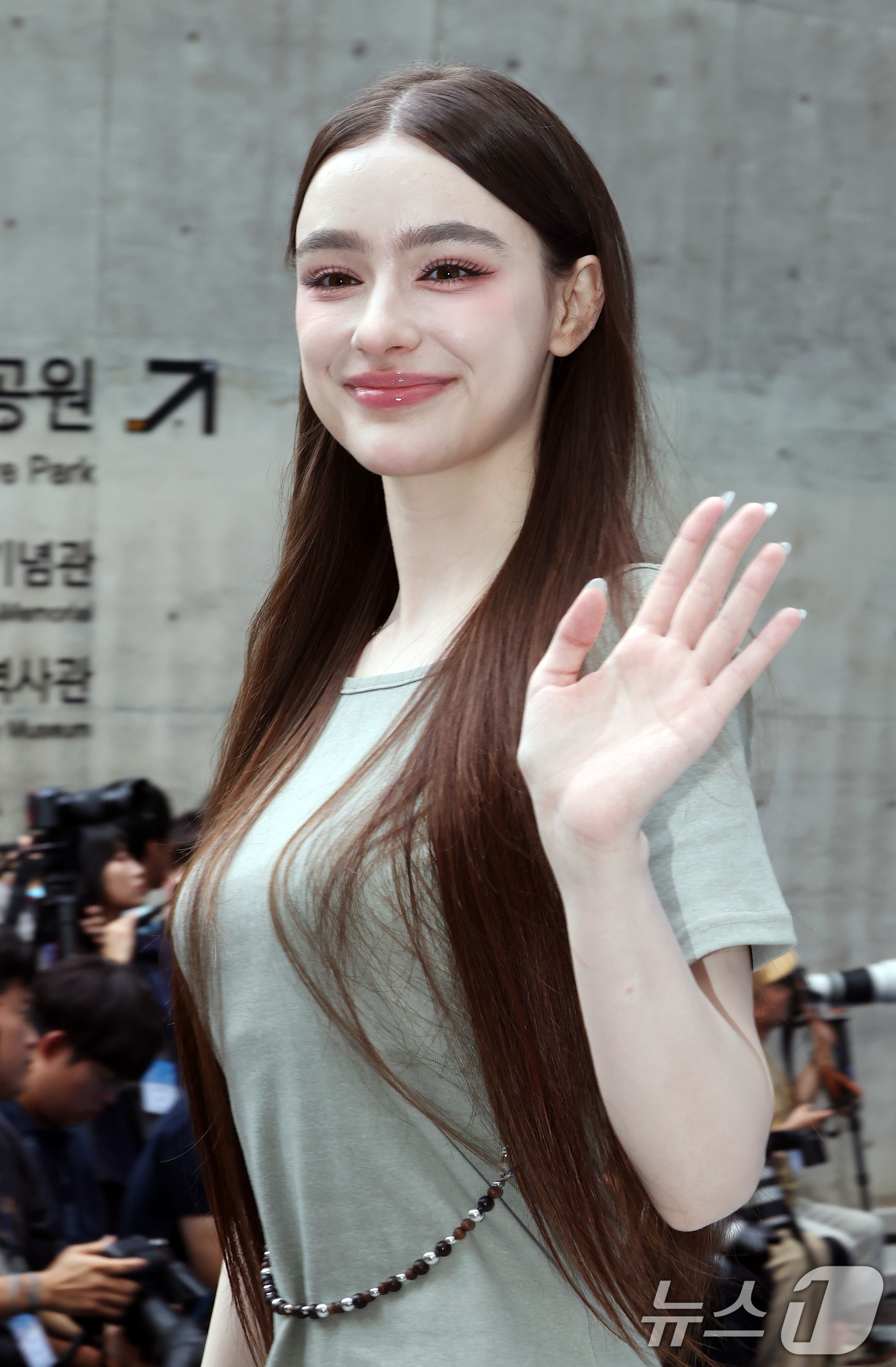 (서울=뉴스1) 김진환 기자 = 모델 겸 인플루언서 다샤 타란이 2일 서울 중구 동대문디자인플라자(DDP)에서 열린 2027 S/S서울패션위크 얼킨(ul:kin) 컬렉션에 참석해 …