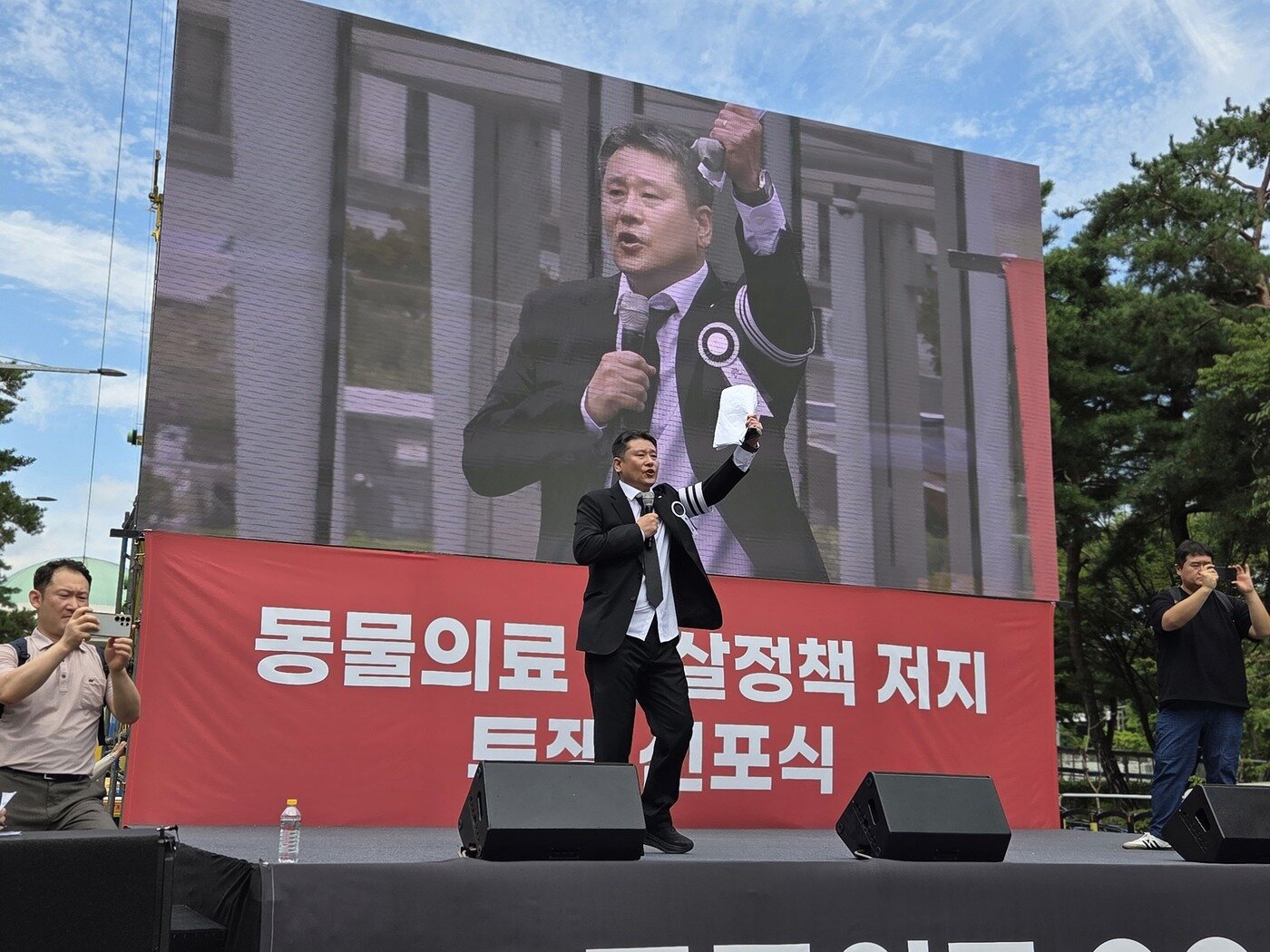 본문 이미지 - 박철 대한수의사회 공보부회장이 집회 사회를 보며 구호를 외치고 있다. ⓒ 뉴스1 한송아 기자