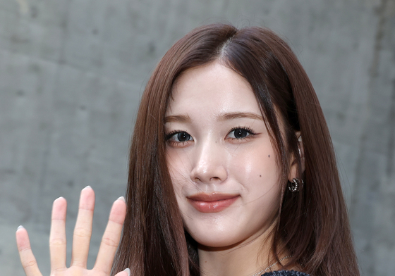 스테이씨 재이, 카메라 보며 손인사