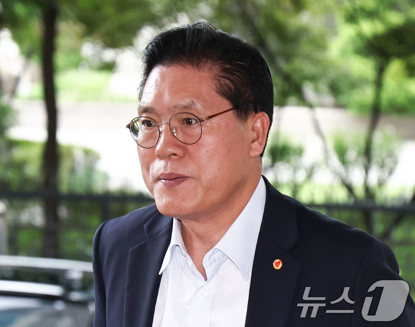 (서울=뉴스1) 이종수 기자 = 송석준 국회 외교통일위원장이 2일 서울 종로구 정부서울청사 외교부로 들어서고 있다. 2026.9.2/뉴스1
