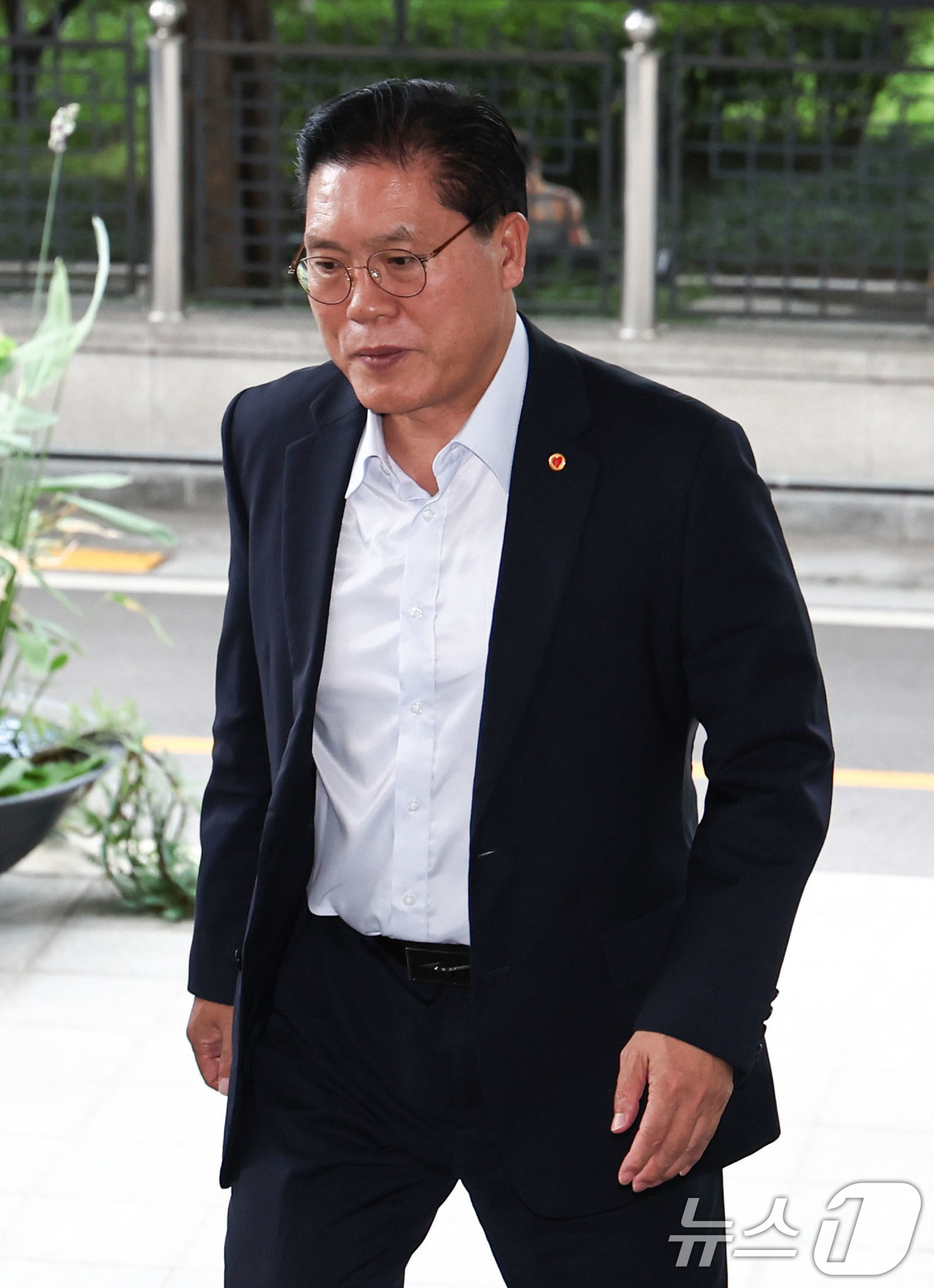 (서울=뉴스1) 이종수 기자 = 송석준 국회 외교통일위원장이 2일 서울 종로구 정부서울청사 외교부로 들어서고 있다. 2026.9.2/뉴스1