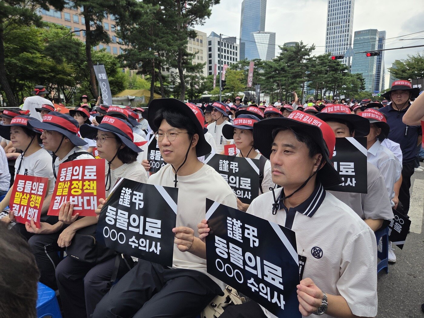 본문 이미지 - '동물의료 말살 정책 저지 투쟁 선포식'에 참가한 서울시수의사회 관계자들 ⓒ 뉴스1 한송아 기자