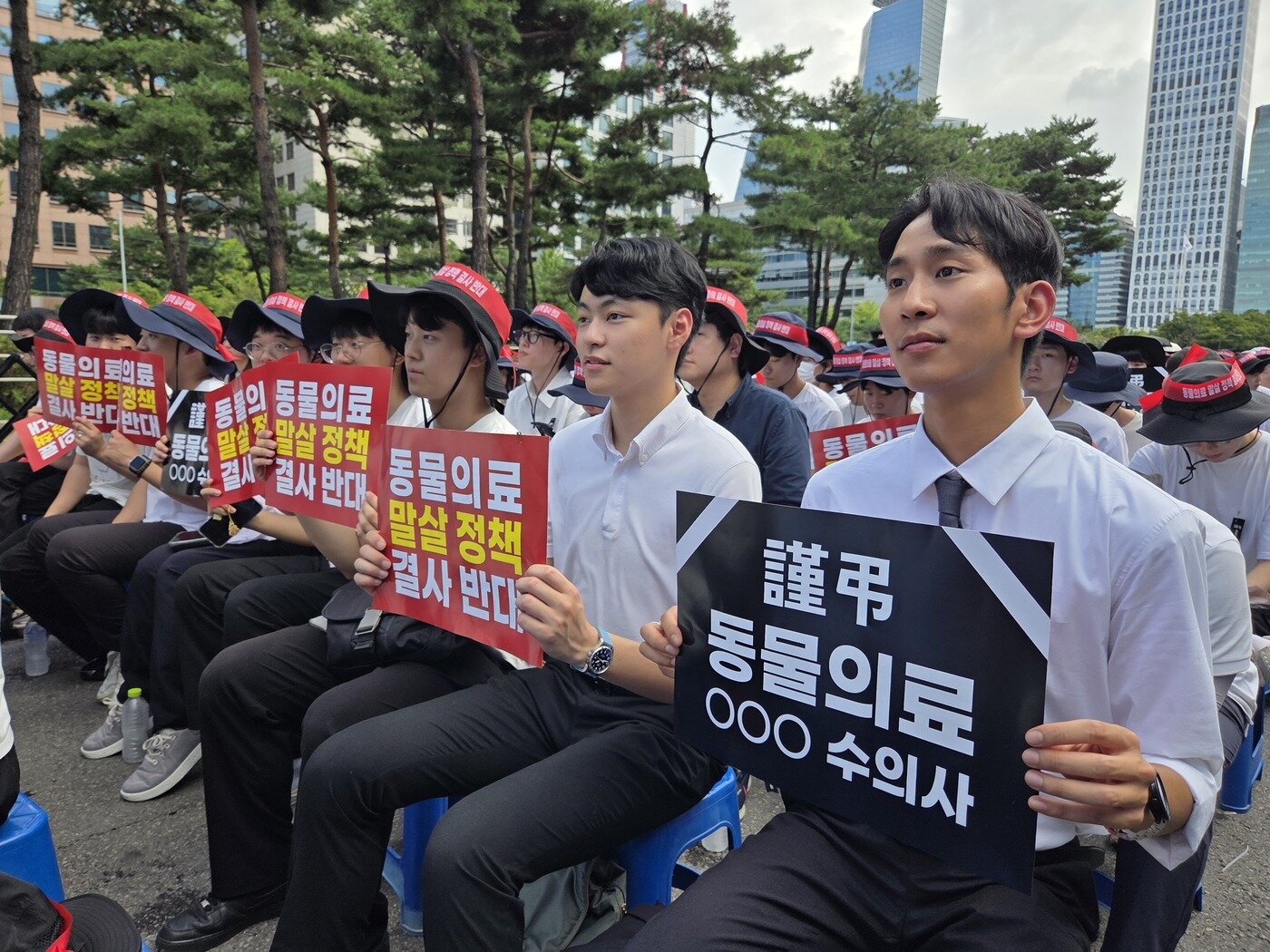 본문 이미지 - '동물의료 말살 정책 저지 투쟁 선포식'에 참가한 경북대 수의과대 학생들 ⓒ 뉴스1 한송아 기자