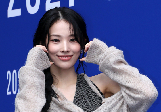 지니, 미소에 빠져들어