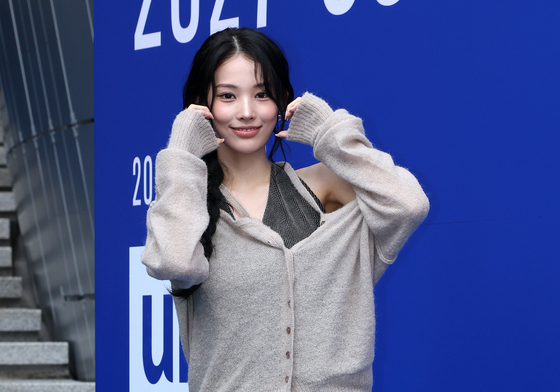 포즈 취하는 지니