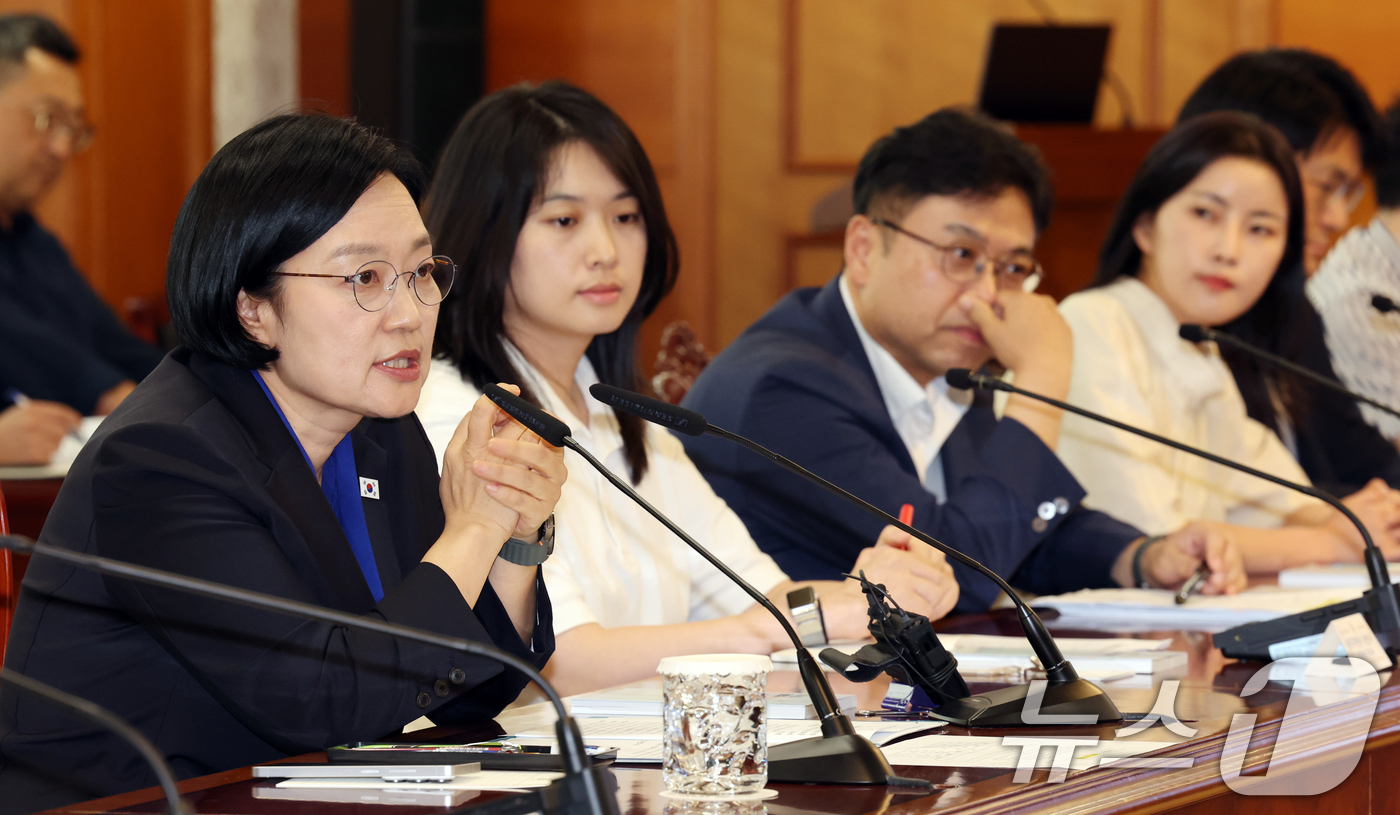 (서울=뉴스1) 이종덕 기자 = 한성숙 국무총리가 2일 서울 종로구 정부서울청사에  AI행정혁신 우수 공직자 간담회에서 모두 발언 하고 있다. 2026.9.2/뉴스1