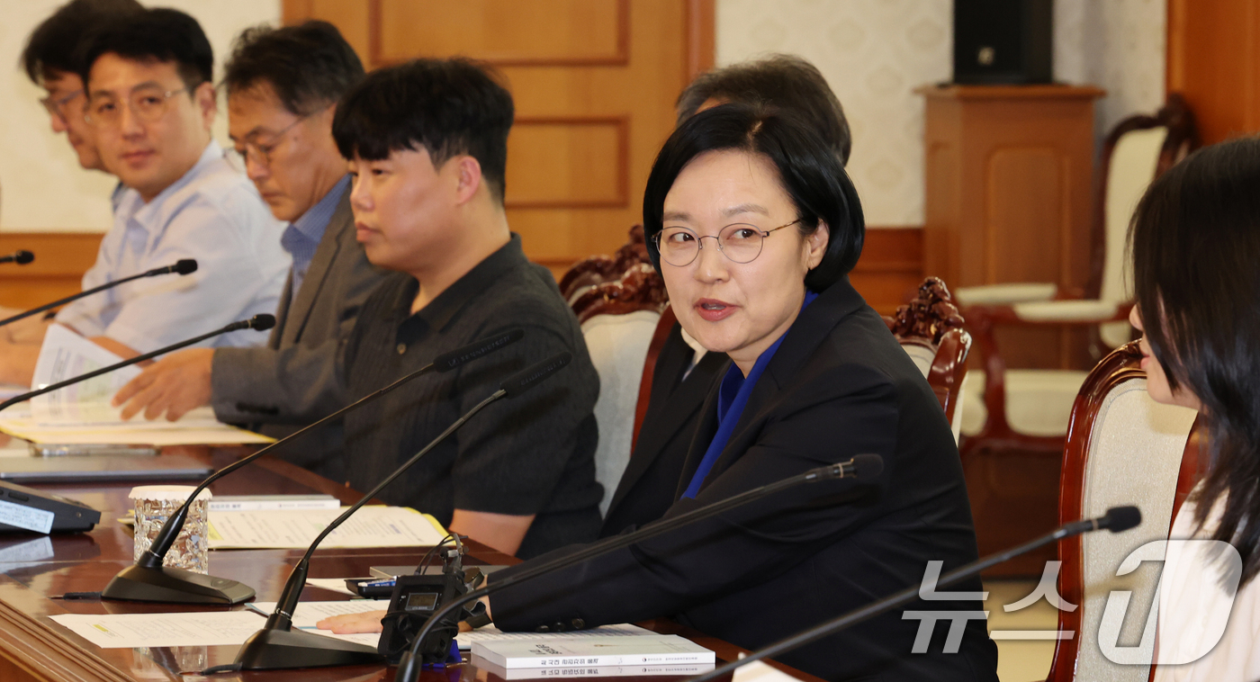 (서울=뉴스1) 이종덕 기자 = 한성숙 국무총리가 2일 서울 종로구 정부서울청사에  AI행정혁신 우수 공직자 간담회에서 모두 발언 하고 있다. 2026.9.2/뉴스1