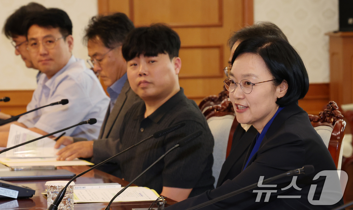 (서울=뉴스1) 이종덕 기자 = 한성숙 국무총리가 2일 서울 종로구 정부서울청사에  AI행정혁신 우수 공직자 간담회에서 모두 발언 하고 있다. 2026.9.2/뉴스1
