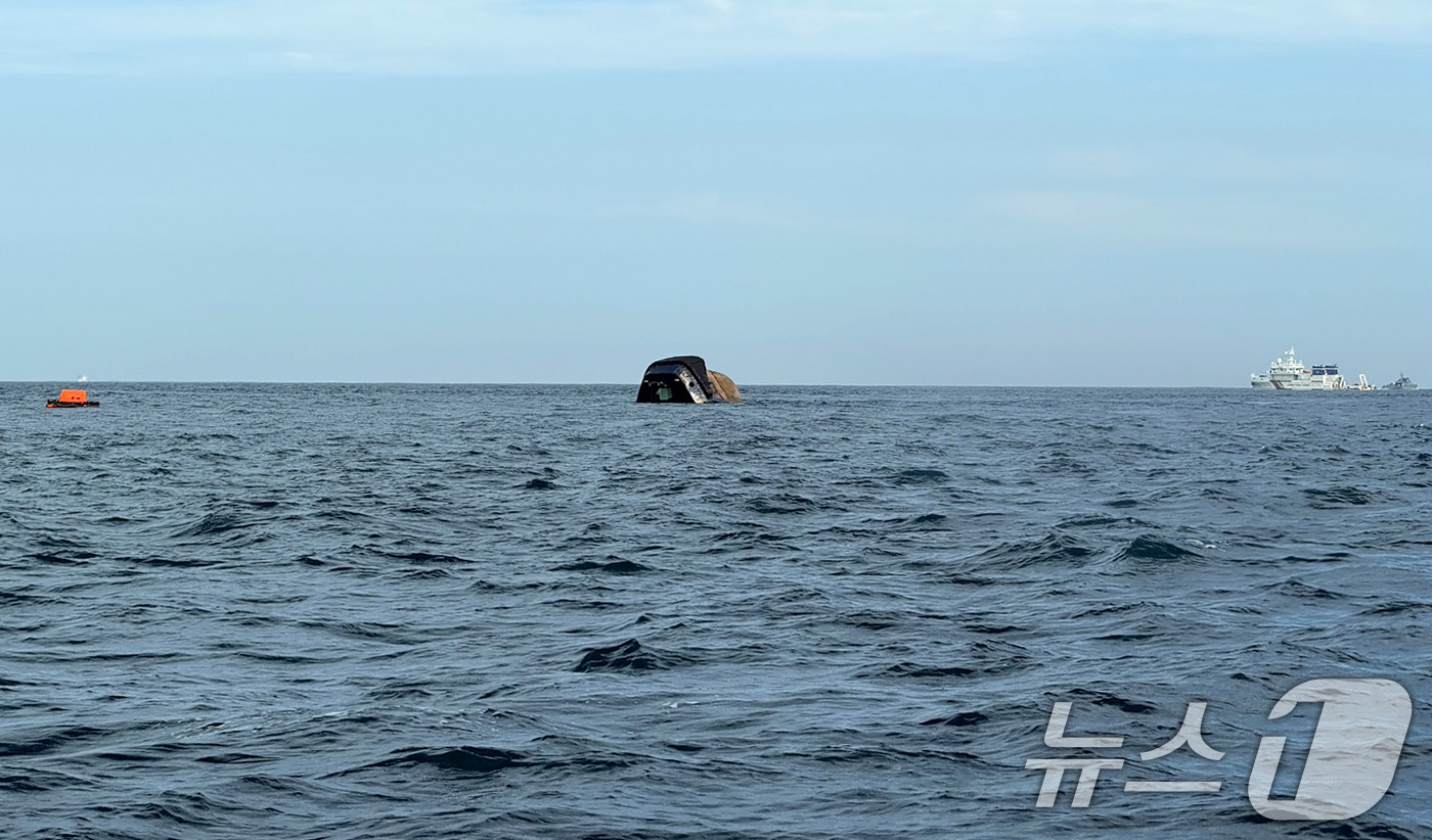 (부산=뉴스1) 윤일지 기자 = 2일 오후 부산 오륙도 남동방 약 9㎞ 해상에서 8명이 탑승한 286톤급 견인용 예선 티엔에스캐처 호가 전복돼 있다.이 사고로 1명이 사망하고 1명 …