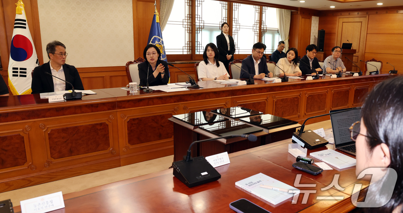 (서울=뉴스1) 이종덕 기자 = 한성숙 국무총리가 2일 서울 종로구 정부서울청사에  AI행정혁신 우수 공직자 간담회에서 모두 발언 하고 있다. 2026.9.2/뉴스1