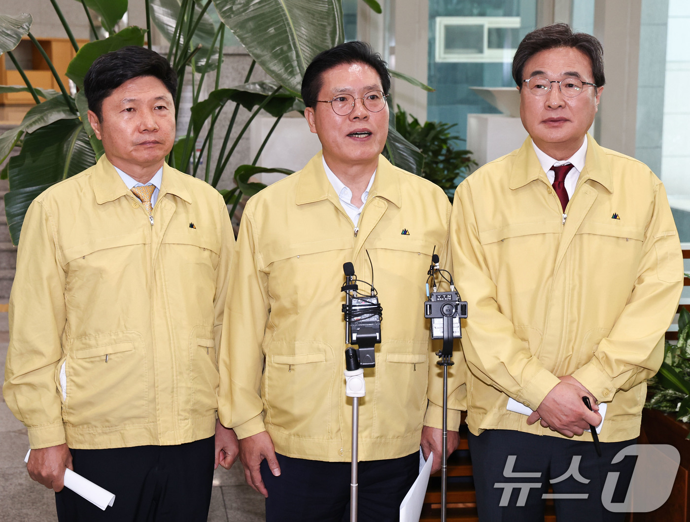 (서울=뉴스1) 이종수 기자 = 송석준 국회 외교통일위원장과 외통위 소속 홍기원 여당 간사, 김대식 야당 간사가 2일 서울 종로구 정부서울청사 외교부를 찾아 네팔 대홍수 관련 상황 …