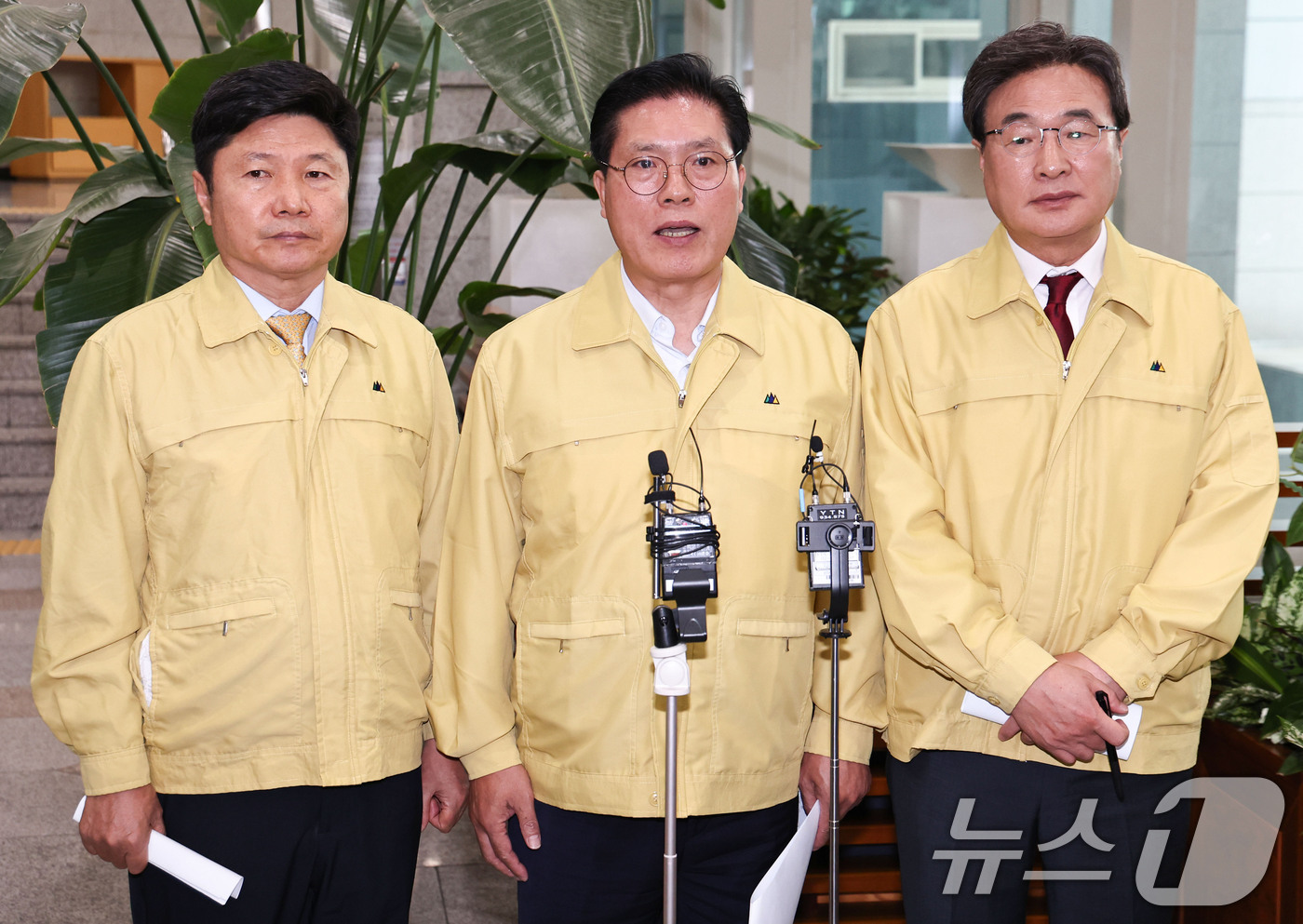 (서울=뉴스1) 이종수 기자 = 송석준 국회 외교통일위원장과 외통위 소속 홍기원 여당 간사, 김대식 야당 간사가 2일 서울 종로구 정부서울청사 외교부를 찾아 네팔 대홍수 관련 상황 …