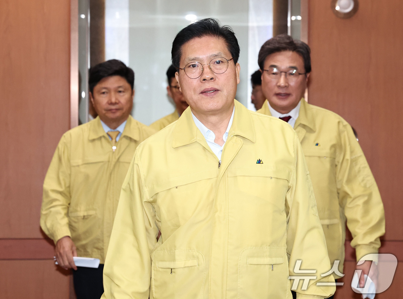 (서울=뉴스1) 이종수 기자 = 송석준 국회 외교통일위원장과 외통위 소속 홍기원 여당 간사, 김대식 야당 간사가 2일 서울 종로구 정부서울청사 외교부를 찾아 네팔 대홍수 관련 상황 …