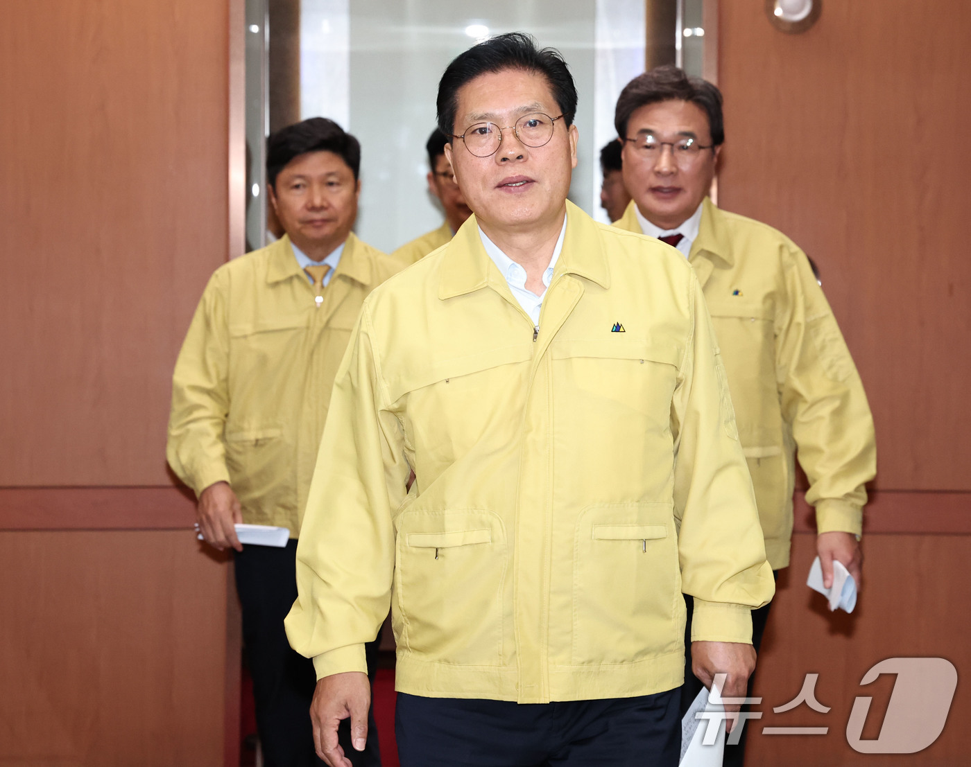 (서울=뉴스1) 이종수 기자 = 송석준 국회 외교통일위원장과 외통위 소속 홍기원 여당 간사, 김대식 야당 간사가 2일 서울 종로구 정부서울청사 외교부를 찾아 네팔 대홍수 관련 상황 …
