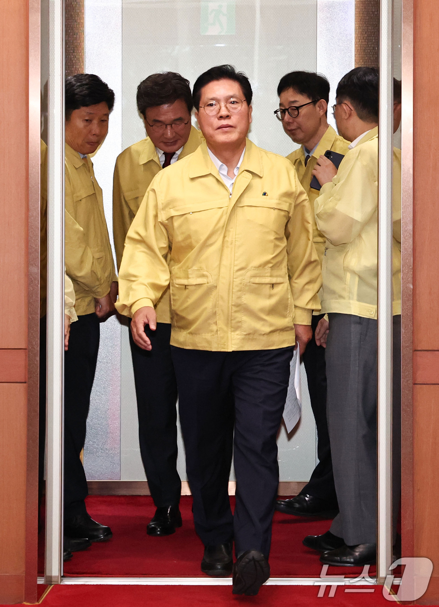(서울=뉴스1) 이종수 기자 = 송석준 국회 외교통일위원장과 외통위 소속 홍기원 여당 간사, 김대식 야당 간사가 2일 서울 종로구 정부서울청사 외교부를 찾아 네팔 대홍수 관련 상황 …