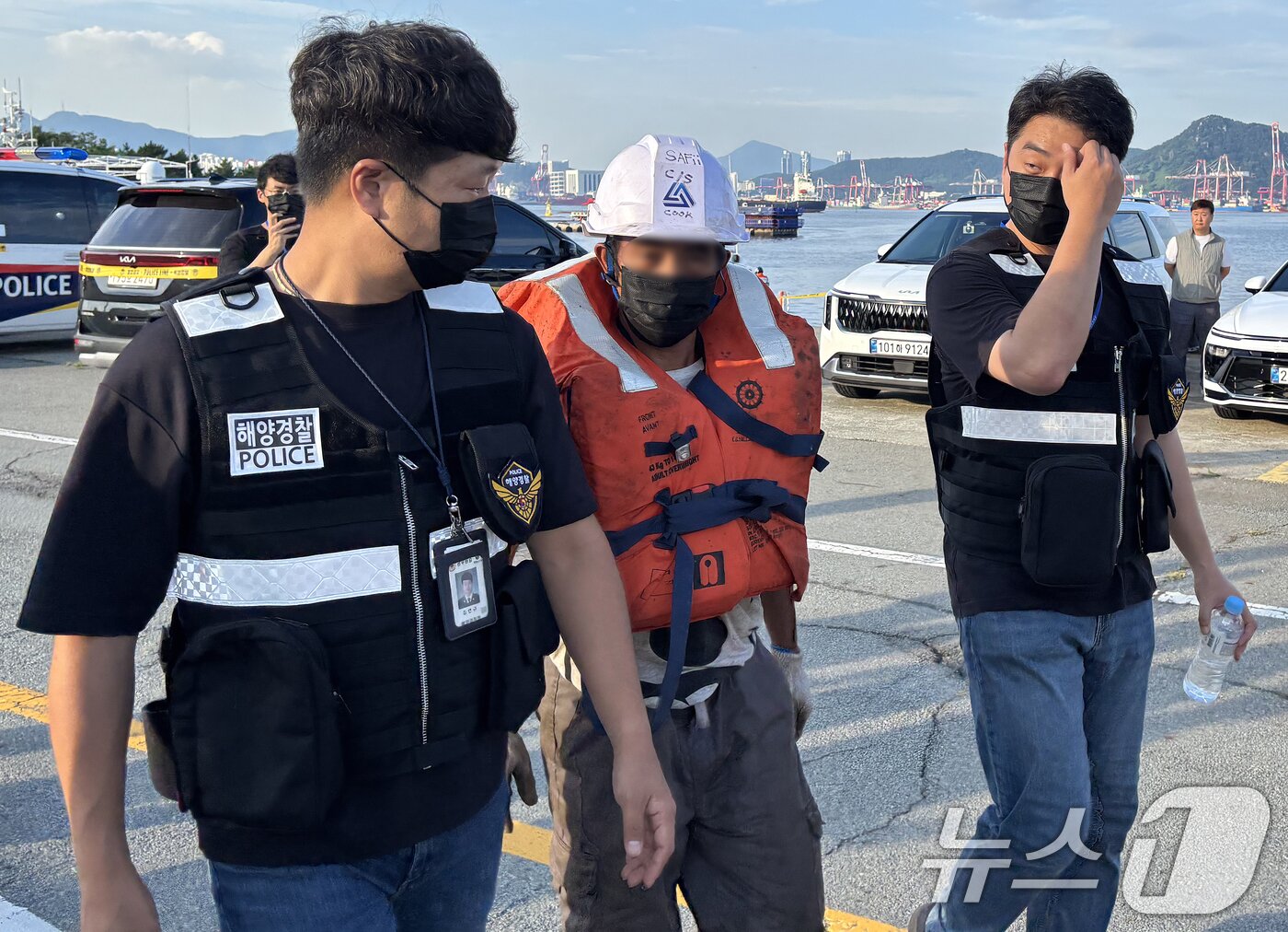 본문 이미지 - 2일 오후 부산 오륙도 남동방 약 9㎞ 해상에서 8명이 탑승한 286톤급 견인용 예선 티엔에스캐처 호가 전복된 가운데 상선에 의해 구조된 인도네시아 국적 선원이 부산해양경찰서로 이동하고 있다. 이 사고로 1명이 사망하고 1명이 구조됐다. 해경은 실종된 승선원 6명을 수색 중이다. 2026.9.2 ⓒ 뉴스1 홍윤 기자