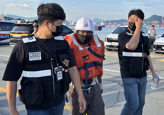 부산 오륙도 해상서 예인선 전복…1명 구조·1명 사망…6명 수색 중(종합)