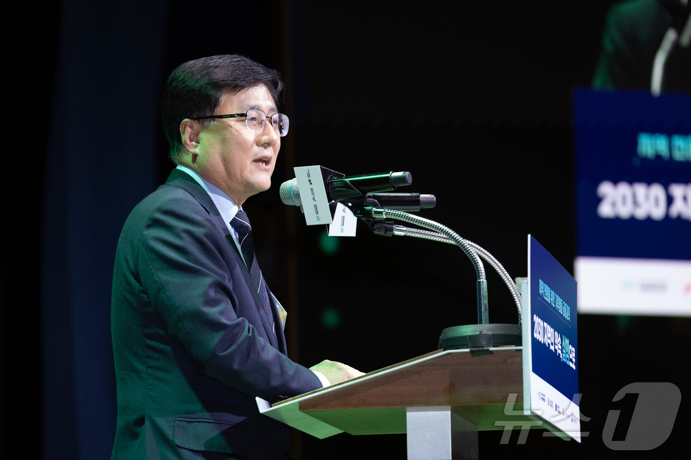(서울=뉴스1) 박정호 기자 = 김성환 기후에너지환경부 장관이 2일 서울 중구 대한상공회의소에서 열린 ‘지역 전환을 위한 기후행동 공동결의’ 행사에 참석하여 탄소중립을 위한 지방정 …