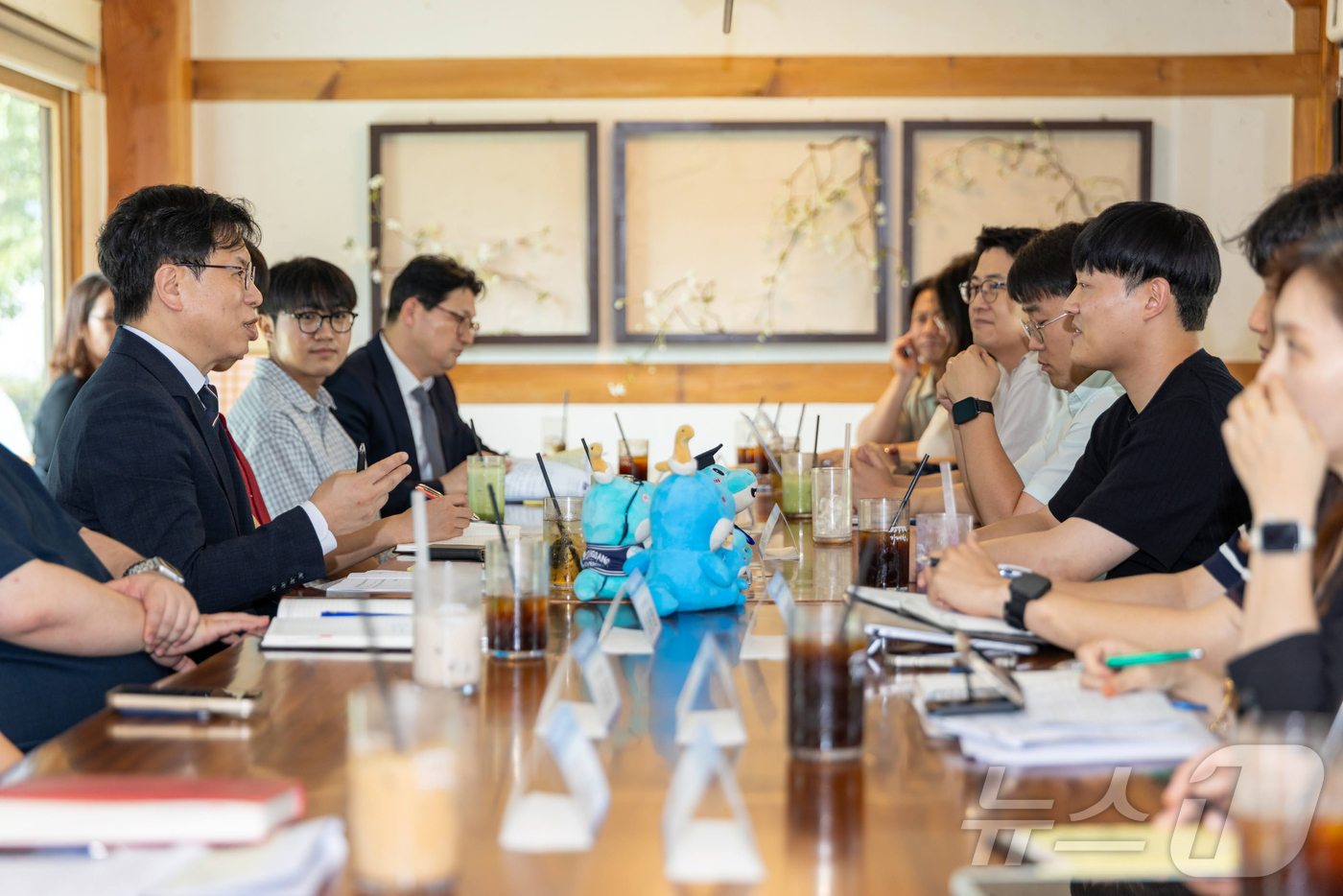 (서울=뉴스1) 박정호 기자 = 박인규 과학기술정보통신부 과학기술혁신본부장이 2일 오후 경상남도 진주시 경상국립대학교에서 '경상국립대 항공우주분야 청년 현장소통' 간담회를 하고 있 …