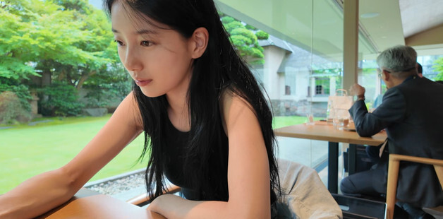 수지, 브이로그 조회수 66만…침묵에도 눈길 끄는 '압도적 청순 미모'