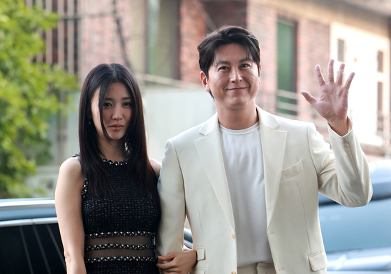 CJ 나이트 행사 참석하는 박하선·류수영 부부