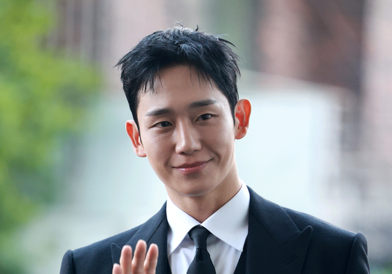 미소 띄는 정해인