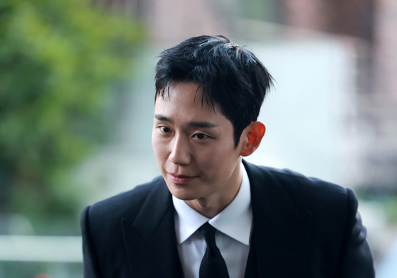 취재진에게 인사하는 정해인