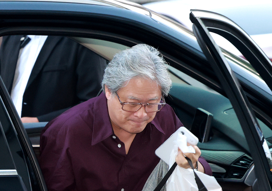 차량에서 내리는 박찬욱 감독