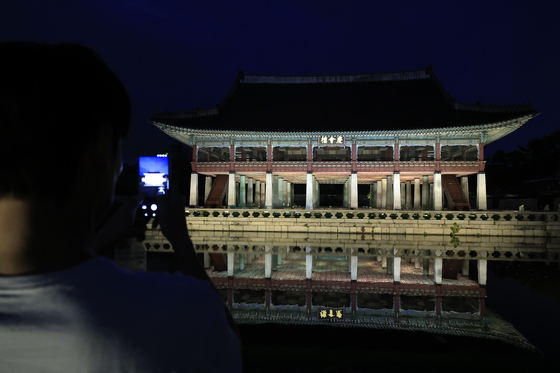 경복궁 야간 개장의 백미는 밤의 경회루