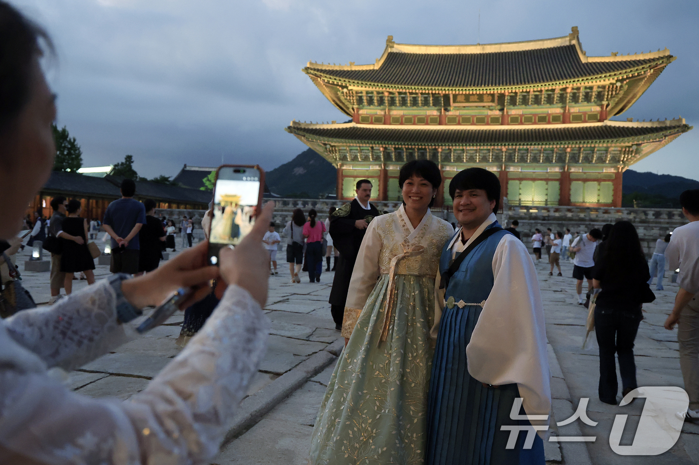(서울=뉴스1) 박정호 기자 = 2026년 하반기 경복궁 야간 개장 첫날인 2일 저녁 서울시 종로구 경복궁을 찾은 외국인들이 기념 촬영을 하고 있다.  2026.9.2/뉴스1