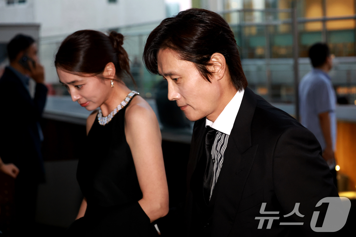 (서울=뉴스1) 이호윤 기자 = 배우 이병헌·이민정 부부가 2일 서울 용산구 리움미술관에서 열린 CJ 나이트 인 셀러브레이션 오브 프리즈 서울에 참석하고 있다. 2026.9.2/뉴 …