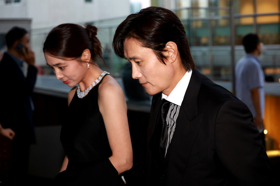 CJ 나이트 행사 참석하는 배우 이민정, 이병헌 부부