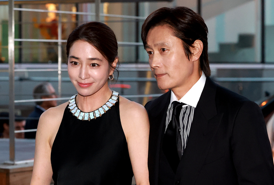 CJ 나이트 행사 참석하는 이민정·이병헌 부부