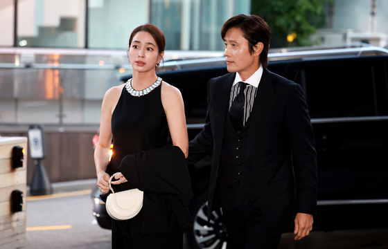 CJ 나이트 행사 참석하는 이민정·이병헌 부부