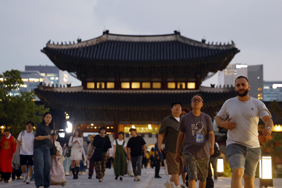 밤의 경복궁 찾은 관람객들