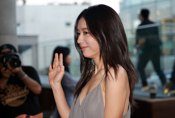 손인사 하는 안은진