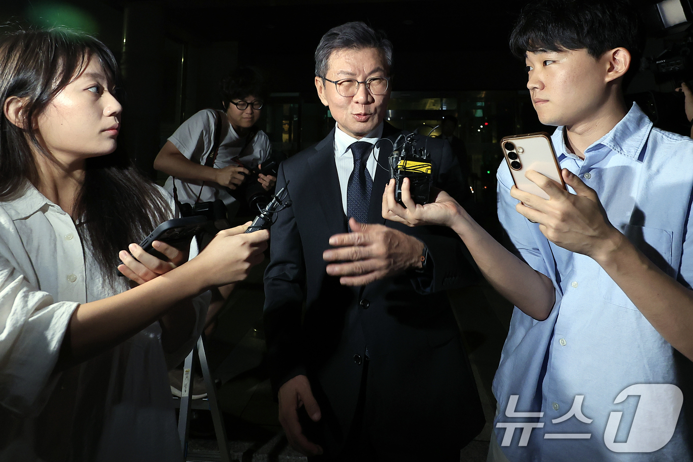 (서울=뉴스1) 박정호 기자 = 홍명보 전 축구 국가대표팀 감독 선임 과정에 부당하게 개입했다는 의혹을 받는 정몽규 전 대한축구협회장이 2일 밤 서울시 마포구 서울경찰청 광역수사단 …