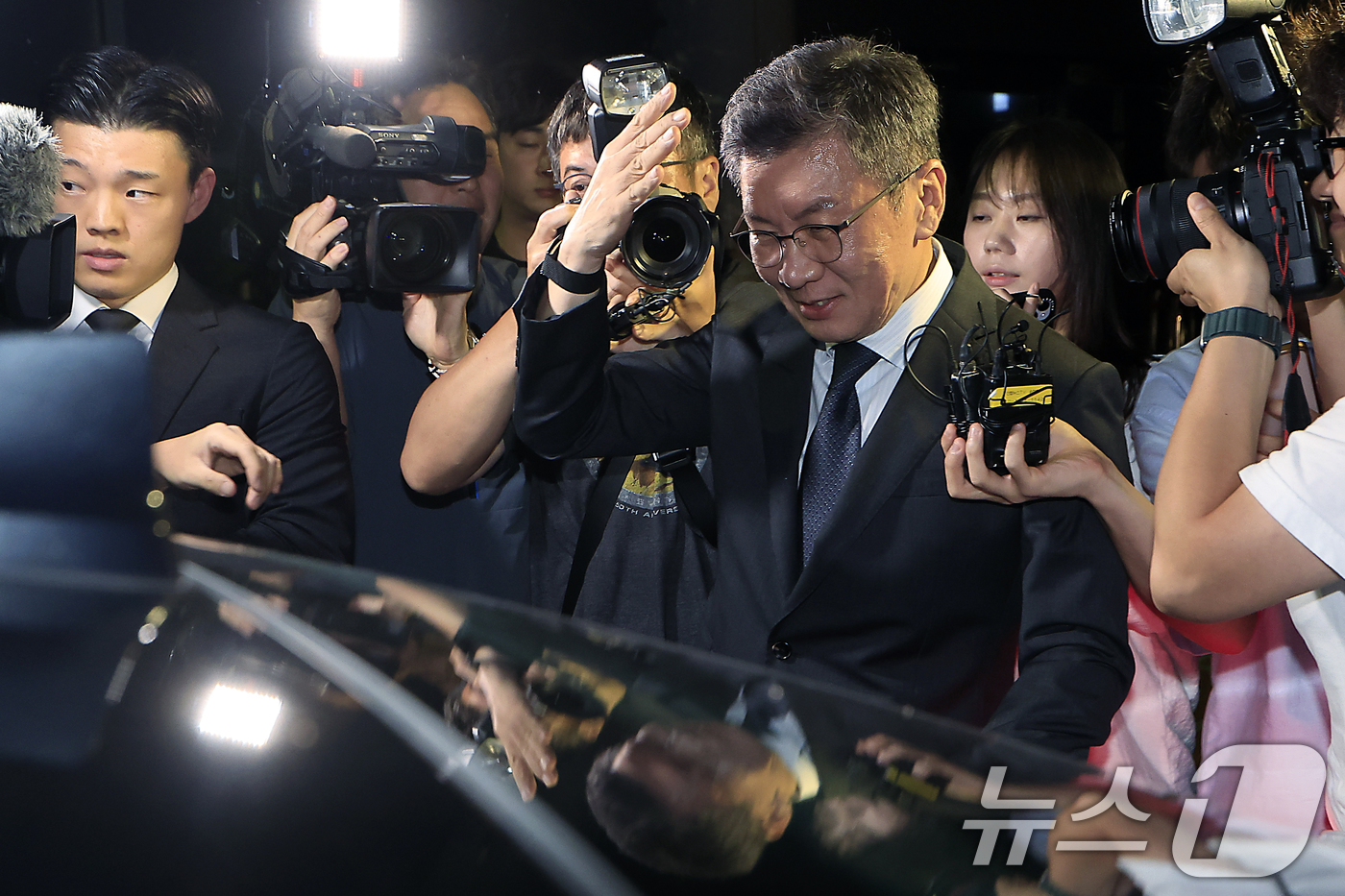 (서울=뉴스1) 박정호 기자 = 홍명보 전 축구 국가대표팀 감독 선임 과정에 부당하게 개입했다는 의혹을 받는 정몽규 전 대한축구협회장이 2일 밤 서울시 마포구 서울경찰청 광역수사단 …