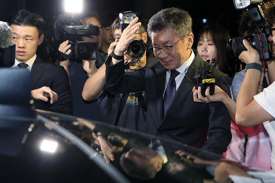 사회면 스포트라이트에 얼굴 가리는 정몽규 전 회장