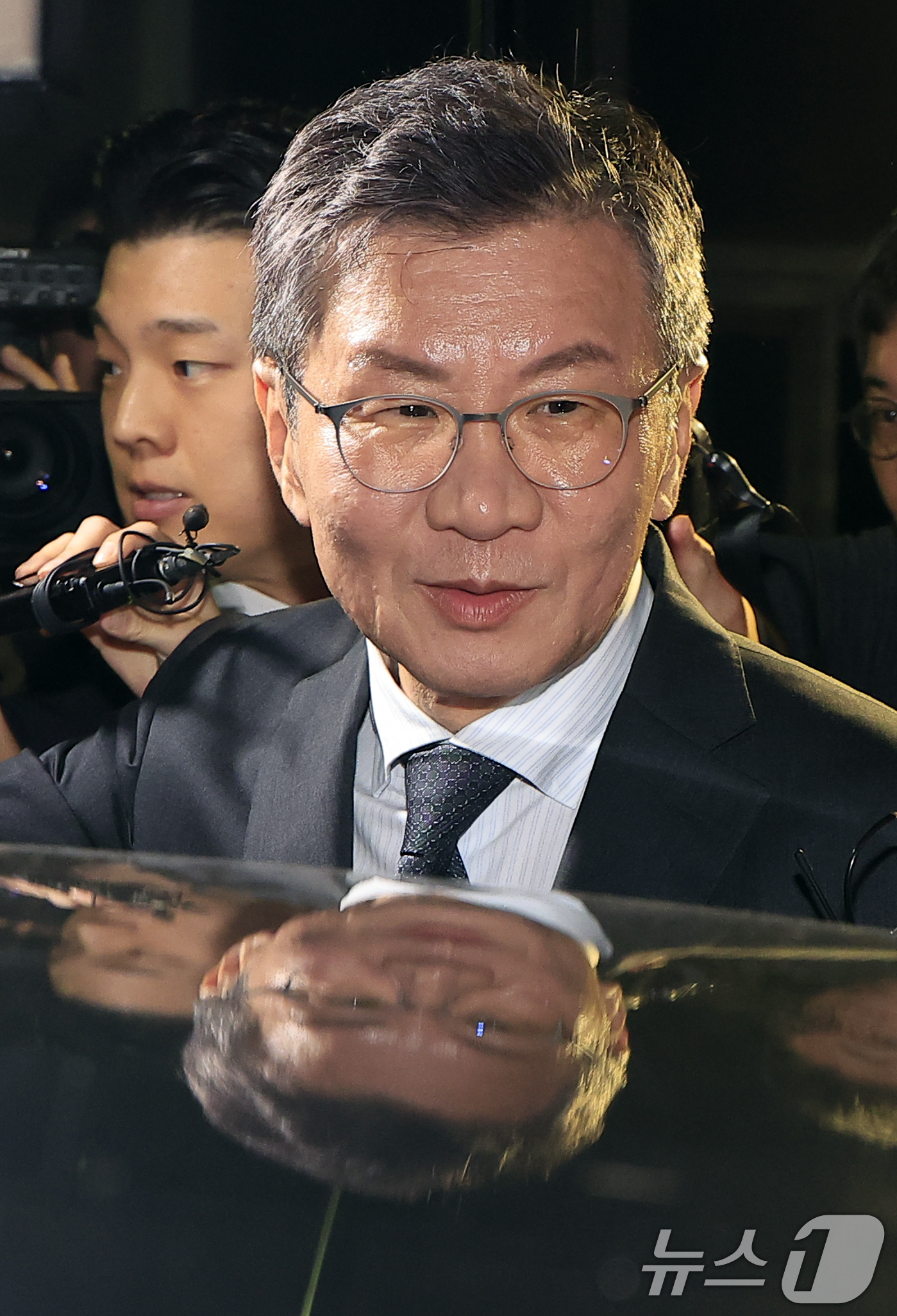 (서울=뉴스1) 박정호 기자 = 홍명보 전 축구 국가대표팀 감독 선임 과정에 부당하게 개입했다는 의혹을 받는 정몽규 전 대한축구협회장이 2일 밤 서울시 마포구 서울경찰청 광역수사단 …