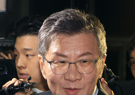 대기하는 차량에 오르는 정몽규 전 회장