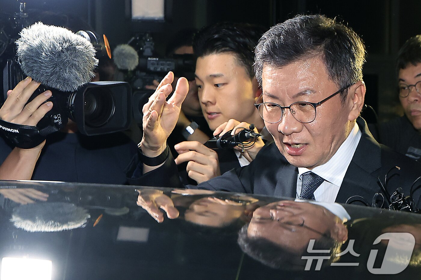 본문 이미지 - 홍명보 전 축구 국가대표팀 감독 선임 과정에 부당하게 개입했다는 의혹을 받는 정몽규 전 대한축구협회장이 2일 밤 서울시 마포구 서울경찰청 광역수사단 금융범죄수사대에서 피의자 신분으로 조사를 받은 뒤 밖으로 나와 귀가하고 있다. 2026.9.2 ⓒ 뉴스1 박정호 기자