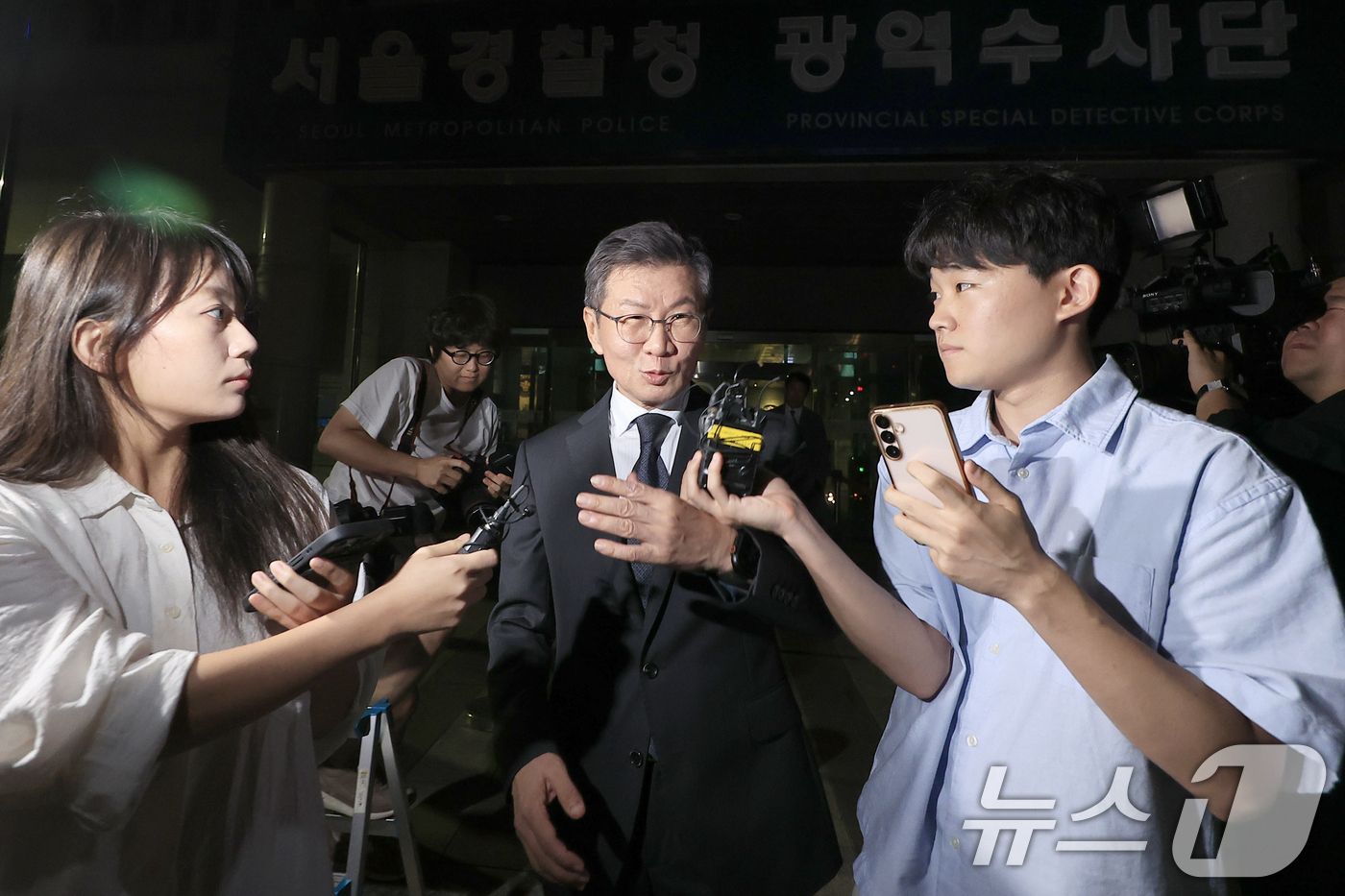 (서울=뉴스1) 박정호 기자 = 홍명보 전 축구 국가대표팀 감독 선임 과정에 부당하게 개입했다는 의혹을 받는 정몽규 전 대한축구협회장이 2일 밤 서울시 마포구 서울경찰청 광역수사단 …