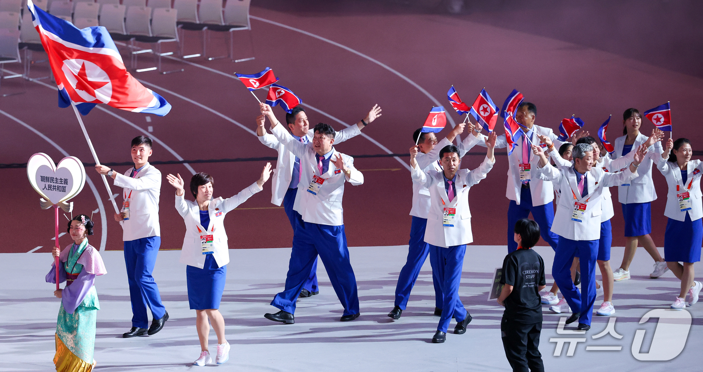 (나고야=뉴스1) 안은나 기자 = 우태룡, 황효순을 필두로 한 북한 선수단이 19일 오후 일본 나고야 팔로마 미즈호 스타디움에서 열린 2026 아이치·나고야 아시안게임 개회식에 입 …