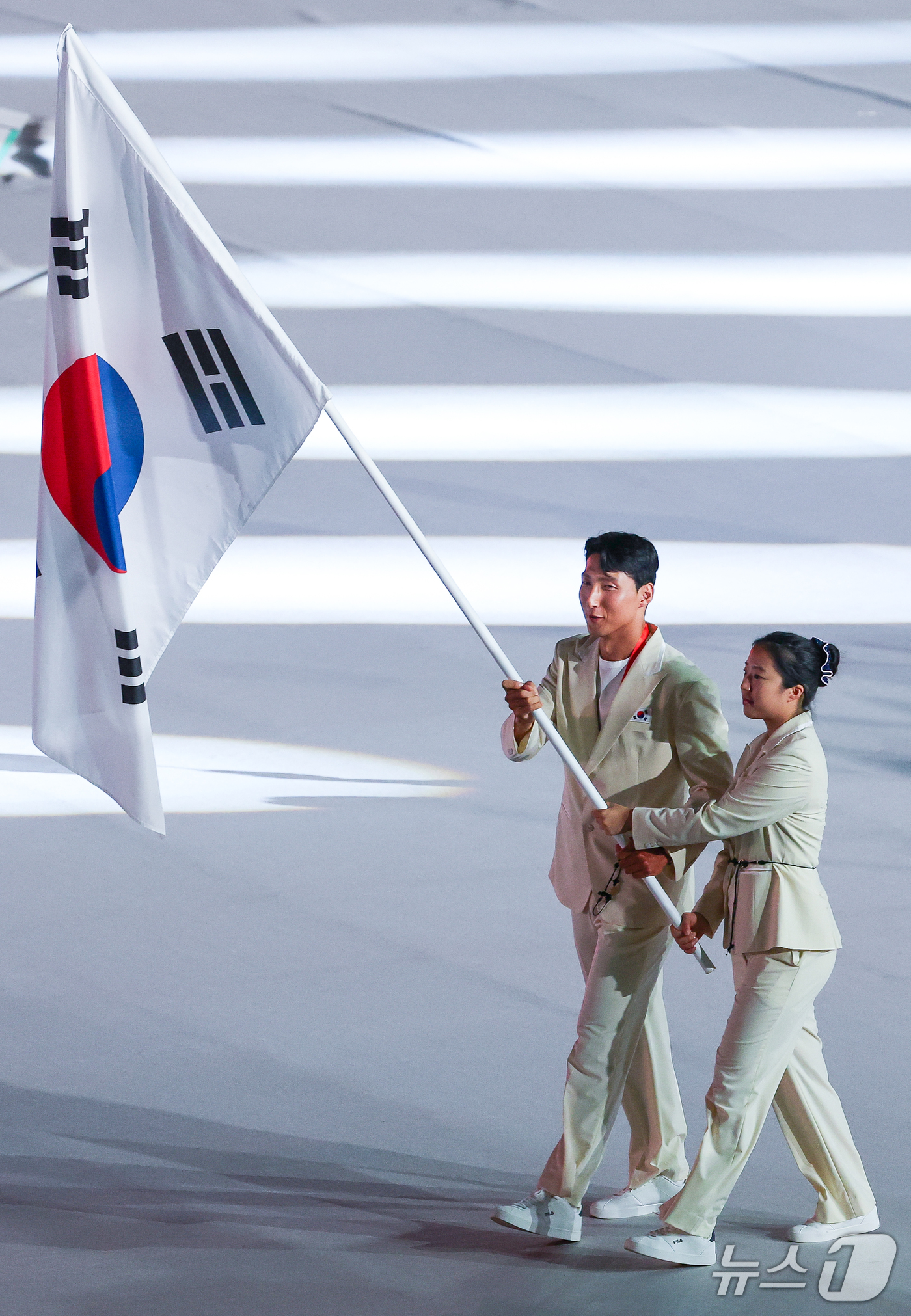 (나고야=뉴스1) 안은나 기자 = 김동용, 신유빈을 필두로 한 대한민국 선수단이 19일 오후 일본 나고야 팔로마 미즈호 스타디움에서 열린 2026 아이치·나고야 아시안게임 개회식에 …