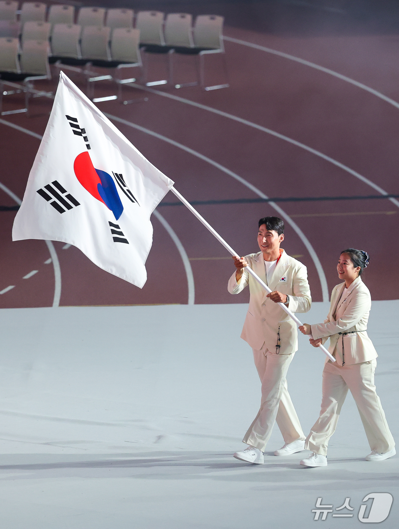 (나고야=뉴스1) 안은나 기자 = 김동용, 신유빈을 필두로 한 대한민국 선수단이 19일 오후 일본 나고야 팔로마 미즈호 스타디움에서 열린 2026 아이치·나고야 아시안게임 개회식에 …