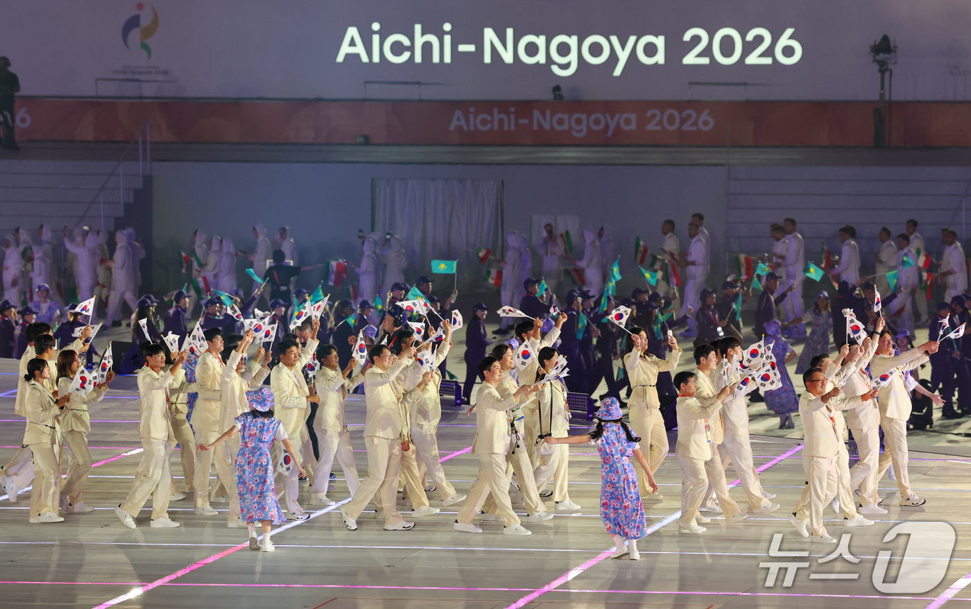 (나고야=뉴스1) 안은나 기자 = 김동용, 신유빈을 필두로 한 대한민국 선수단이 19일 오후 일본 나고야 팔로마 미즈호 스타디움에서 열린 2026 아이치·나고야 아시안게임 개회식에 …