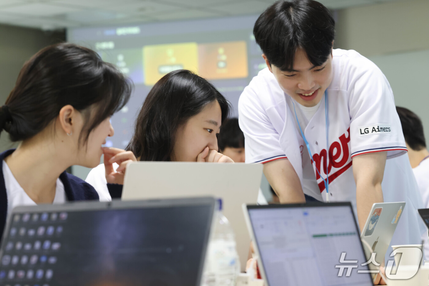 (서울=뉴스1) = LG가 19일부터 1박 2일 일정으로 경기도 이천 LG인화원에서 AI 기술로 산업 난제를 해결하는 실전형 프로그램 ‘LG 에이머스(Aimers) 해커톤’을 열었 …